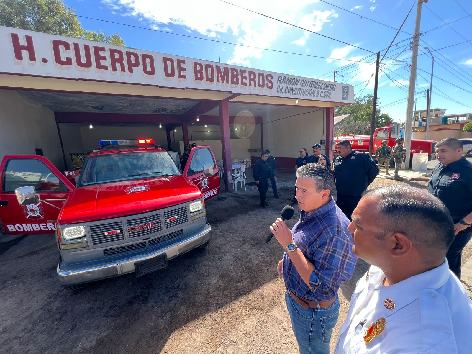 Cuerpo de bomberos de Ciudad Constitución recibe vehículo para atender emergencias