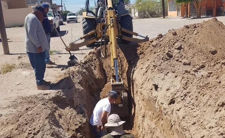 Atiende personal de OOMSAPAS problema de desabasto de agua potable sobre calle Felipe Ángeles
