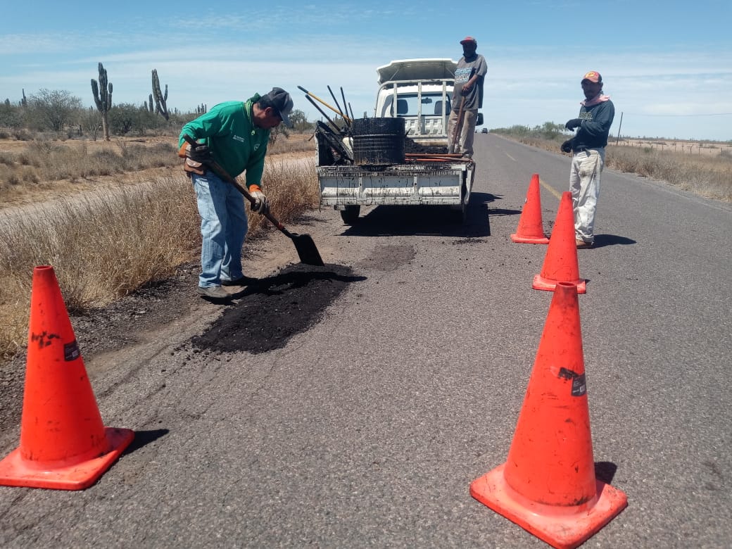 Ayuntamiento de Comondú realiza trabajos de bacheo sobre carretera a Benito Juárez