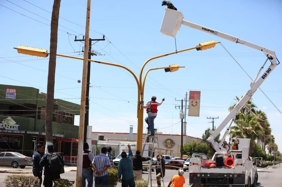 Ayuntamiento de Comondú trabaja para rehabilitar semáforo en cruce de Madero y Olachea