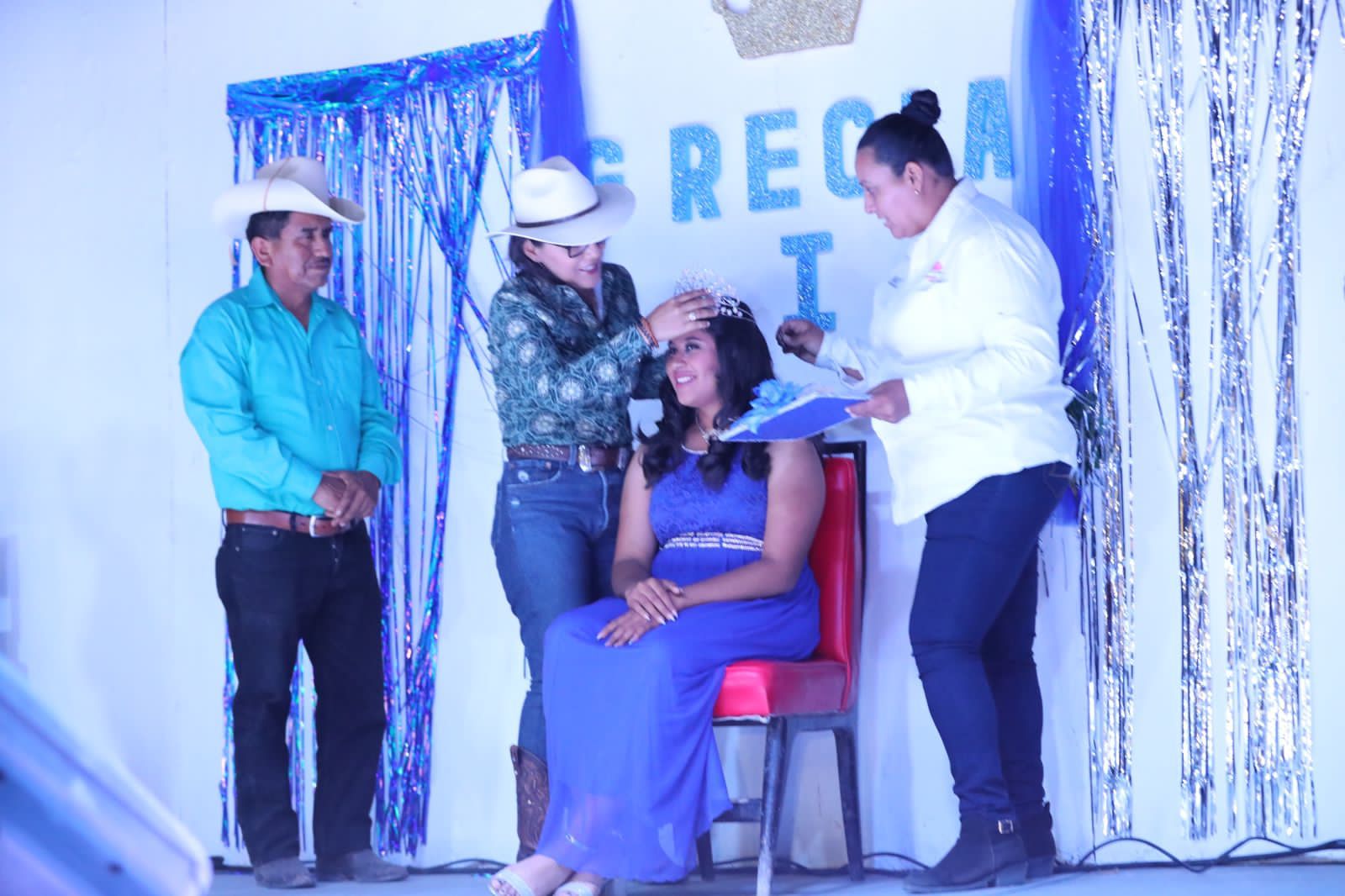 Presidenta municipal Lic. Iliana Talamantes Higuera inaugura fiestas de Batequitos y corona a GRECIA I, como reina